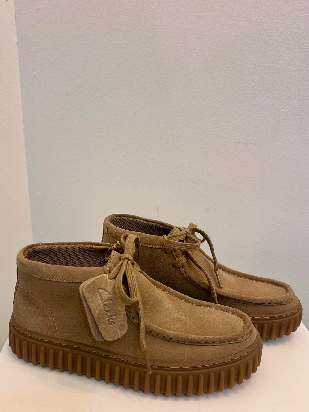 Clark’s Suede Casual Chukka Shoes in Tan Contour Cushion